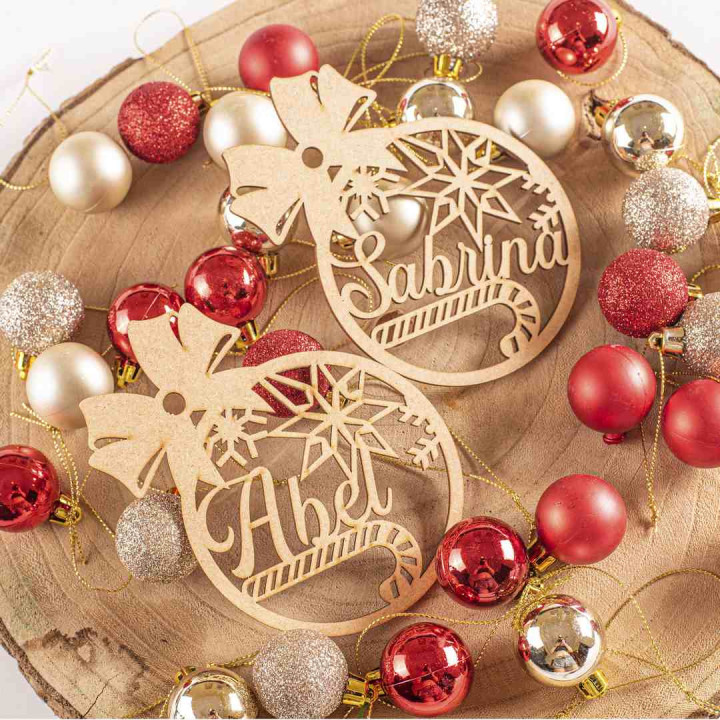 Bola de Navidad de madera personalizada – Modelo Candy – 10 cm – Fabricación española