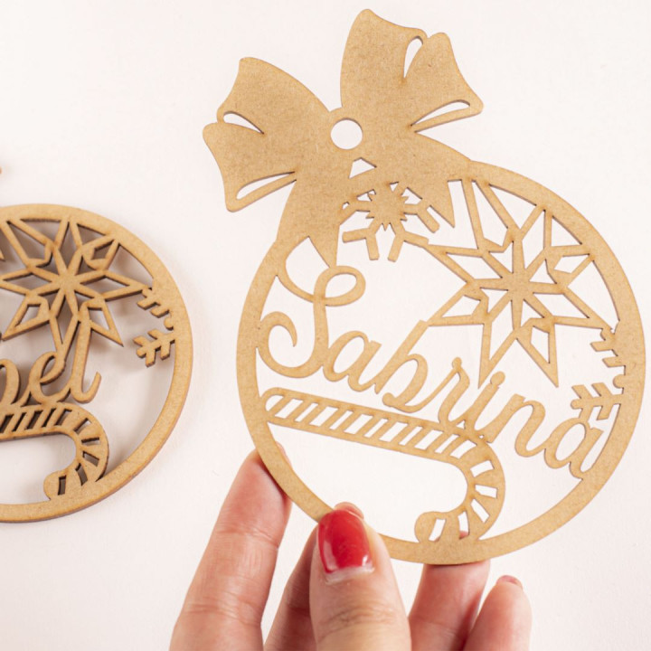 Bola de Navidad de madera personalizada – Modelo Candy – 10 cm – Fabricación española