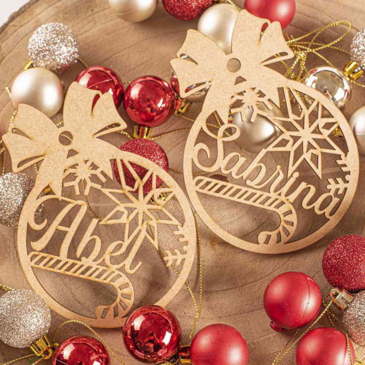 Bola de Navidad de madera personalizada – Modelo Candy – 10 cm – Fabricación española