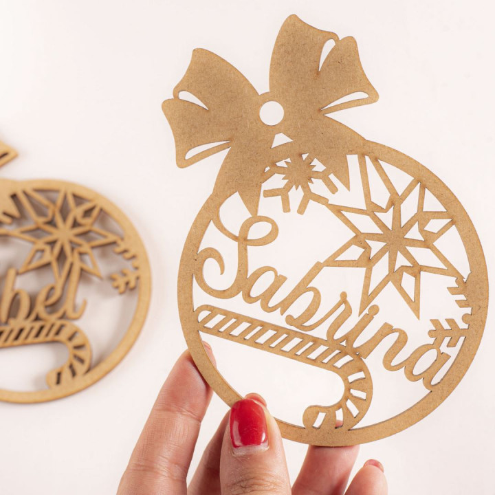 Bola de Navidad de madera personalizada – Modelo Candy – 10 cm – Fabricación española