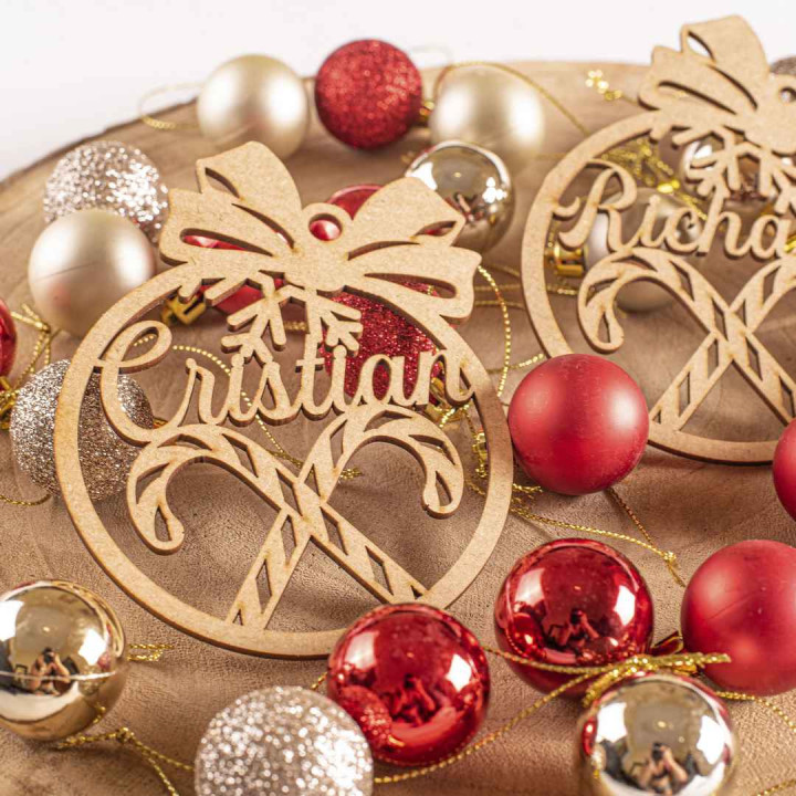 Bola de Navidad de madera personalizada – Modelo elegante – 10 cm – Fabricación española