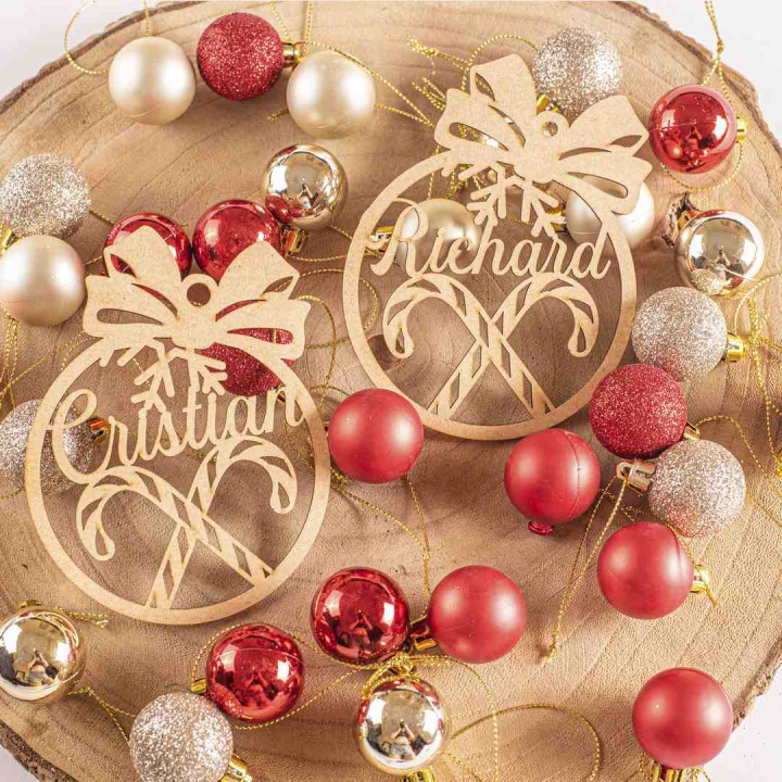 Bola de Navidad de madera personalizada – Modelo elegante – 10 cm – Fabricación española