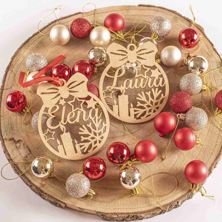 Bola de Navidad de madera personalizada – Modelo Vela & Copo – 10 cm – Fabricación española