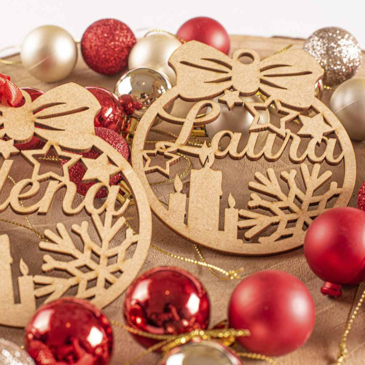 Bola de Navidad de madera personalizada – Modelo Vela & Copo – 10 cm – Fabricación española