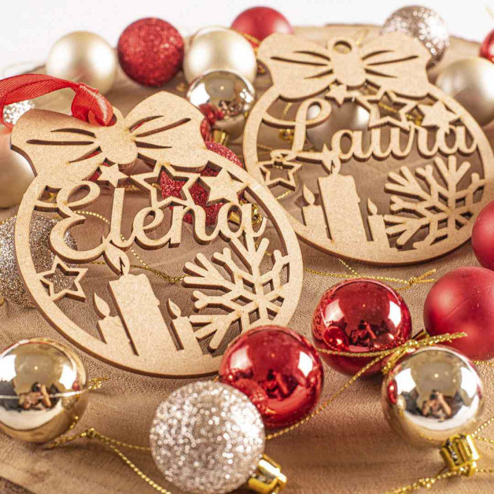 Bola de Navidad de madera personalizada – Modelo Vela & Copo – 10 cm – Fabricación española