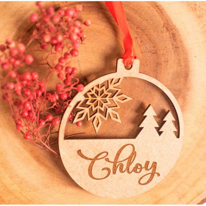 Bola de Navidad de madera grabada personalizada – Modelo Familiar – 10 cm – Fabricación española