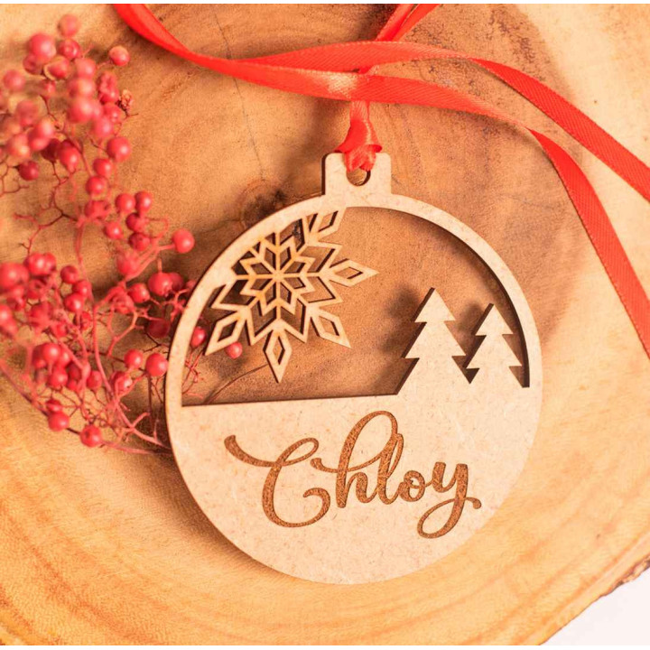 Bola de Navidad de madera grabada personalizada – Modelo Familiar – 10 cm – Fabricación española