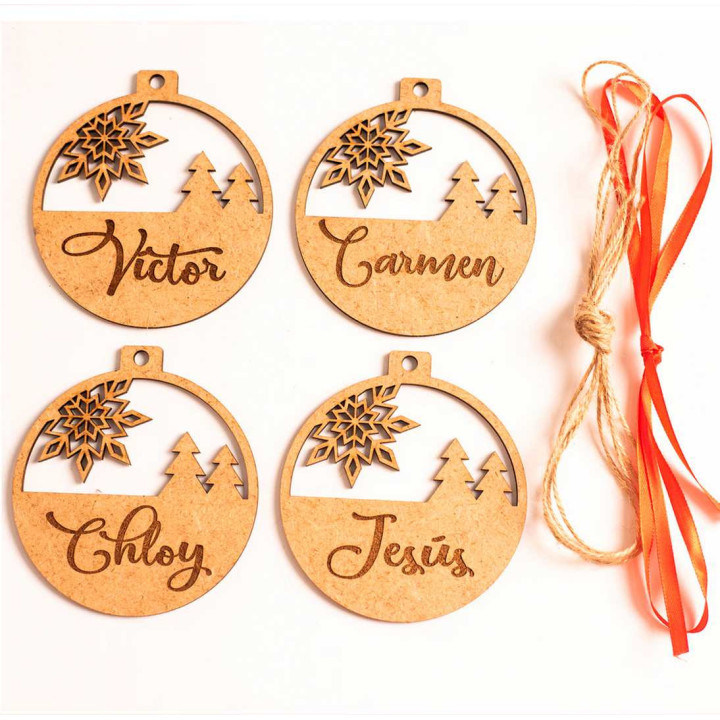 Bola de Navidad de madera grabada personalizada – Modelo Familiar – 10 cm – Fabricación española
