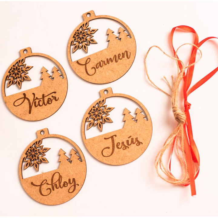 Bola de Navidad de madera grabada personalizada – Modelo Familiar – 10 cm – Fabricación española