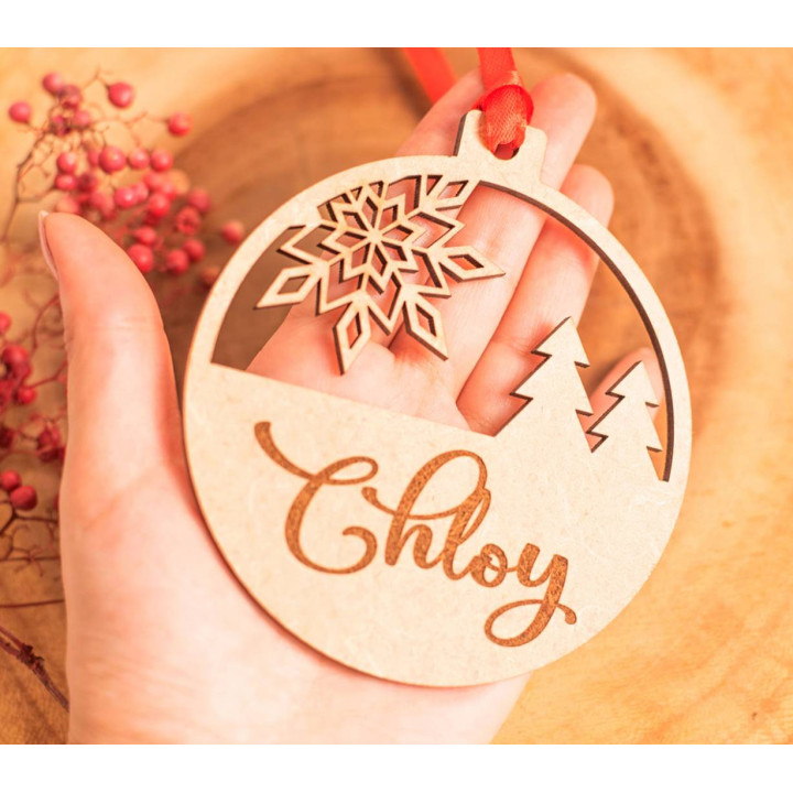 Bola de Navidad de madera grabada personalizada – Modelo Familiar – 10 cm – Fabricación española