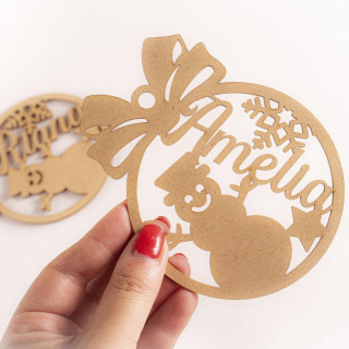 Bola de Navidad de madera personalizada – Modelo Muñeco Navideño – 10 cm – Hecho en España