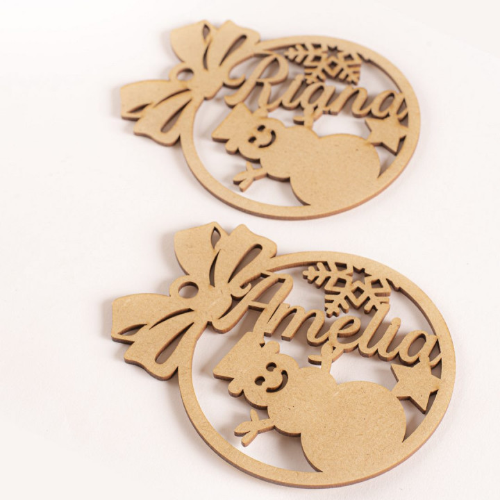 Bola de Navidad de madera personalizada – Modelo Muñeco Navideño – 10 cm – Hecho en España