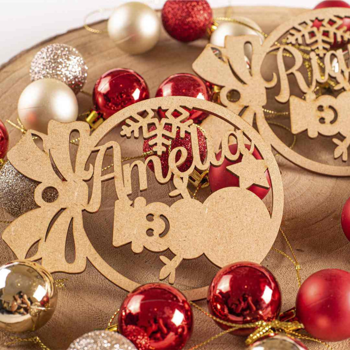 Bola de Navidad de madera personalizada – Modelo Muñeco Navideño – 10 cm – Hecho en España