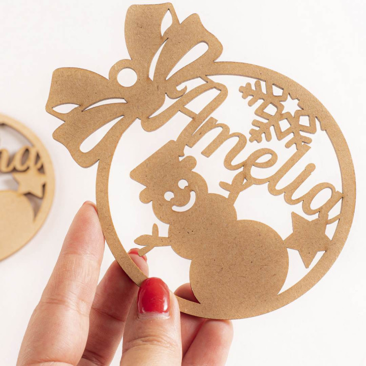 Bola de Navidad de madera personalizada – Modelo Muñeco Navideño – 10 cm – Hecho en España