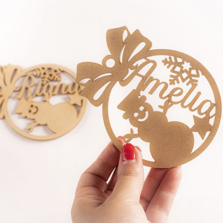Bola de Navidad de madera personalizada – Modelo Muñeco Navideño – 10 cm – Hecho en España