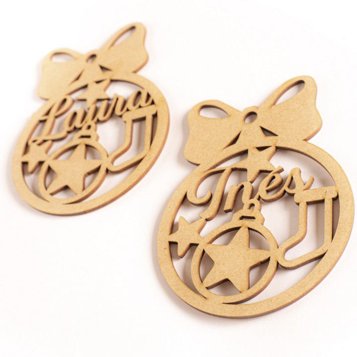 Bola de Navidad de madera personalizada – Modelo Estrella & Bota – 10 cm