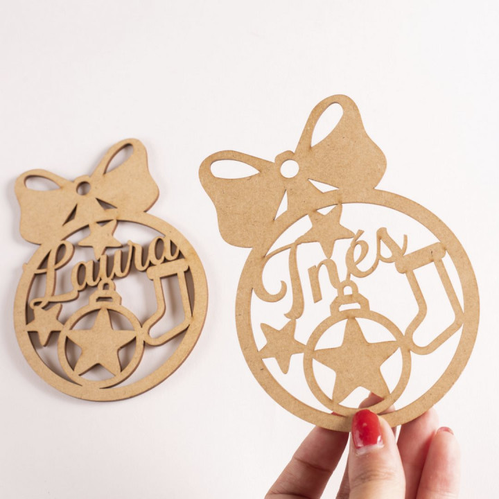 Bola de Navidad de madera personalizada – Modelo Estrella & Bota – 10 cm