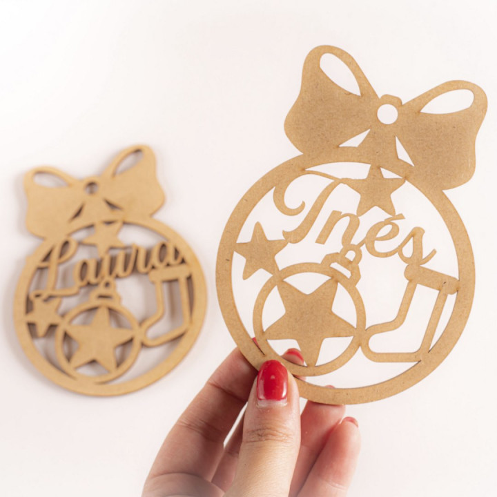 Bola de Navidad de madera personalizada – Modelo Estrella & Bota – 10 cm