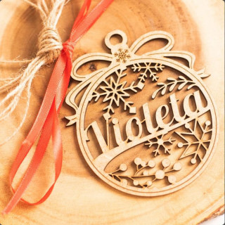Bola de Navidad de madera personalizada – Modelo Original Elegante – 10 cm