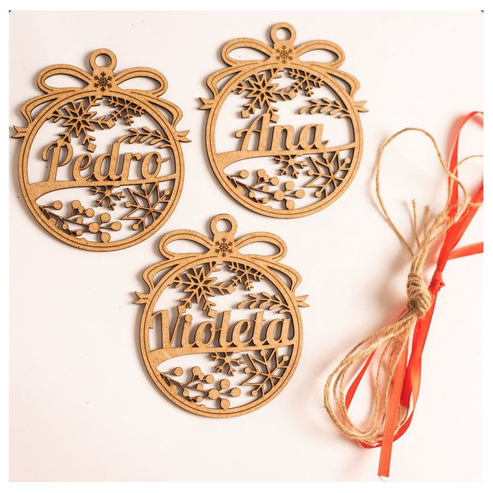 Bola de Navidad de madera personalizada – Modelo Original Elegante – 10 cm