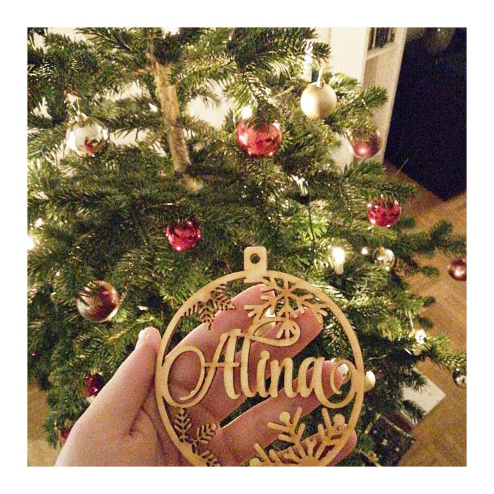 Bola de Navidad Personalizada con Nombre – Modelo Copito en Madera MDF – 10 cm